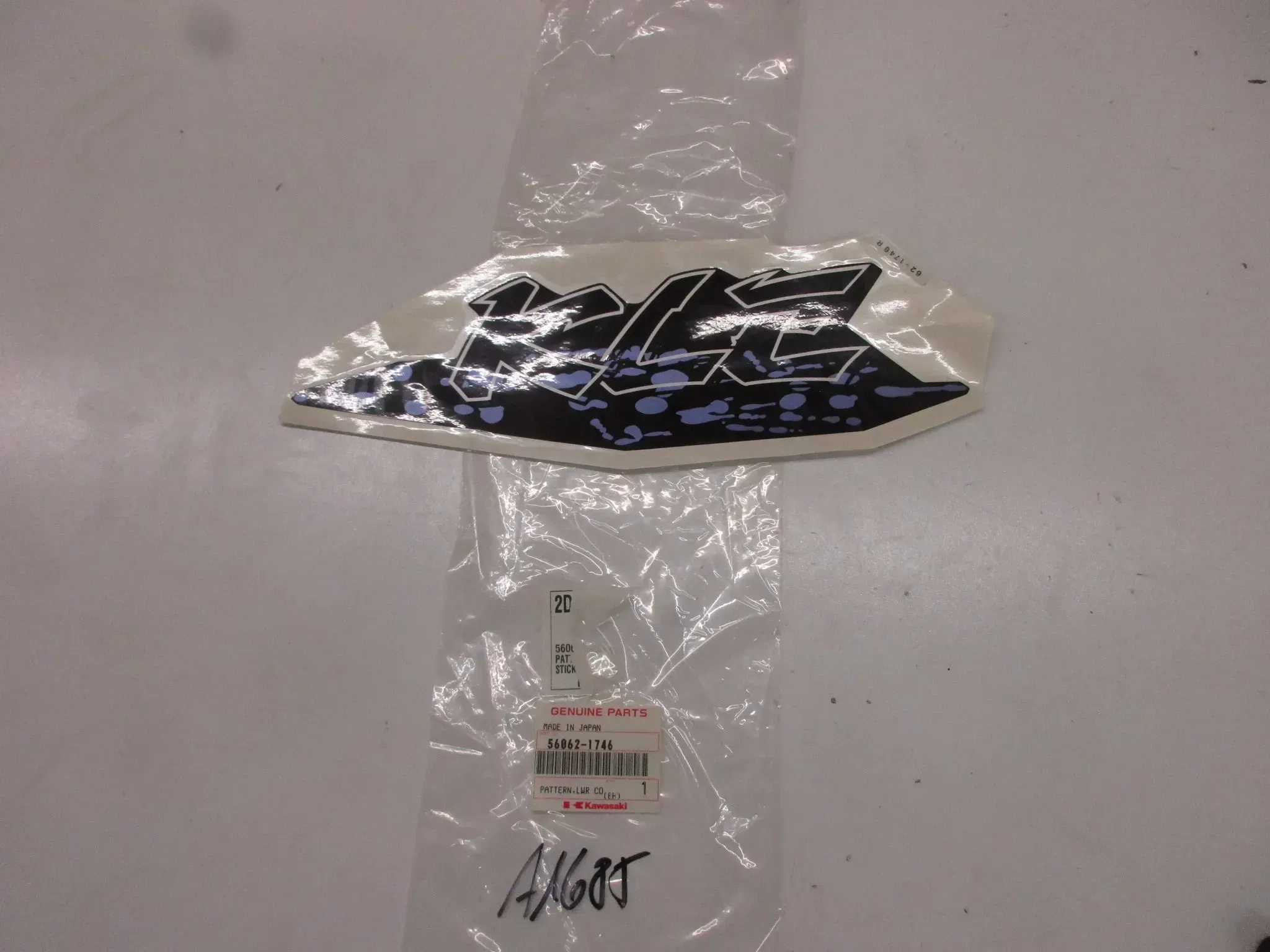A1685 Kawasaki KLE 500 A Aufkleber Verkleidung Emblem rechts 56062-1746 Dekor Original - Bild 1