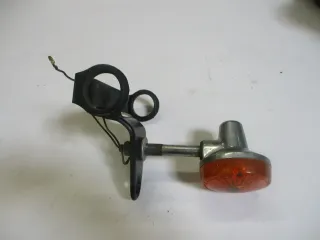 3. Suzuki GS 550 E Blinker rechts vorne mit Blinkerhalter Träger - Bild 1