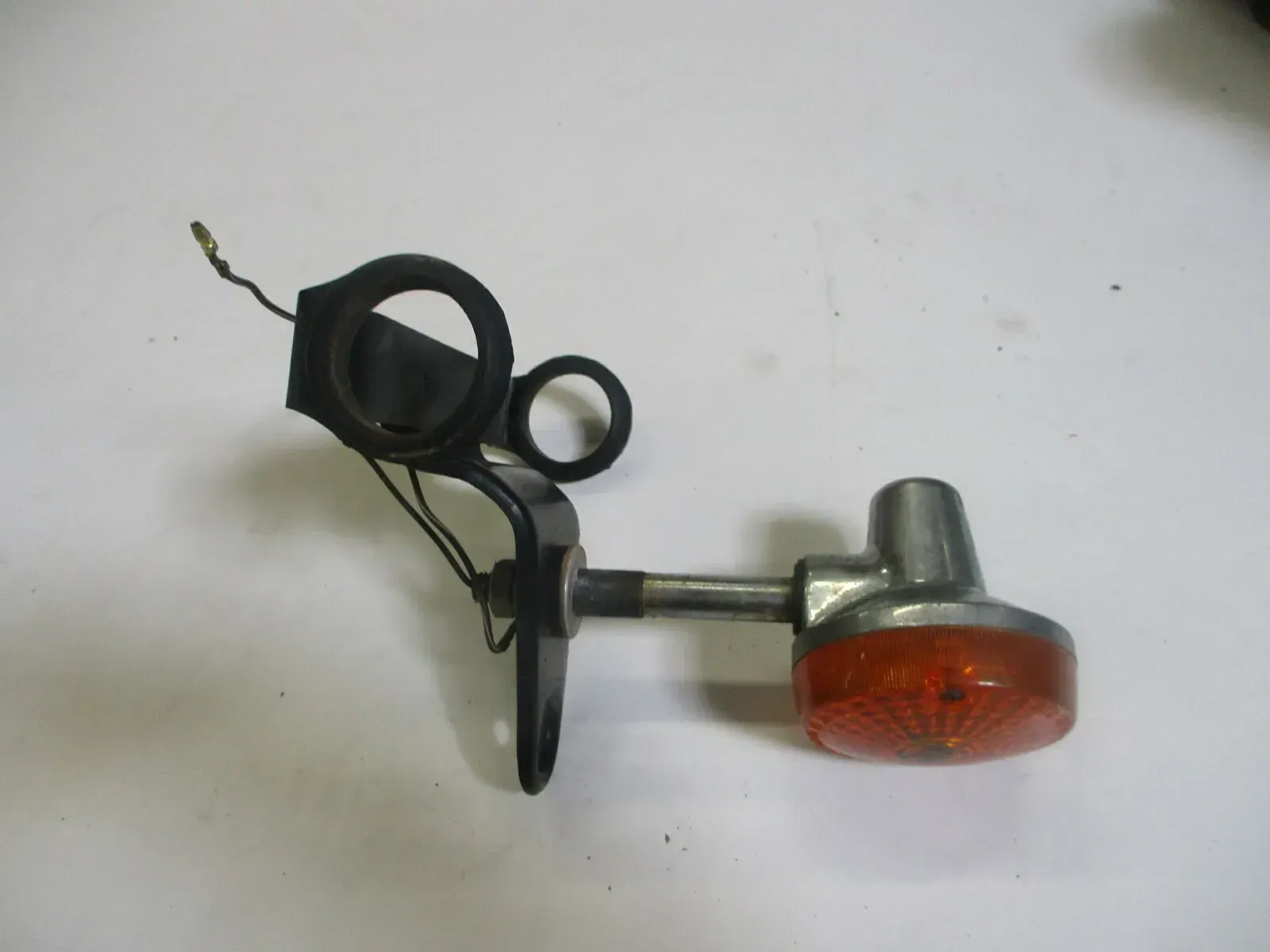 3. Suzuki GS 550 E Blinker rechts vorne mit Blinkerhalter Träger - Bild 1