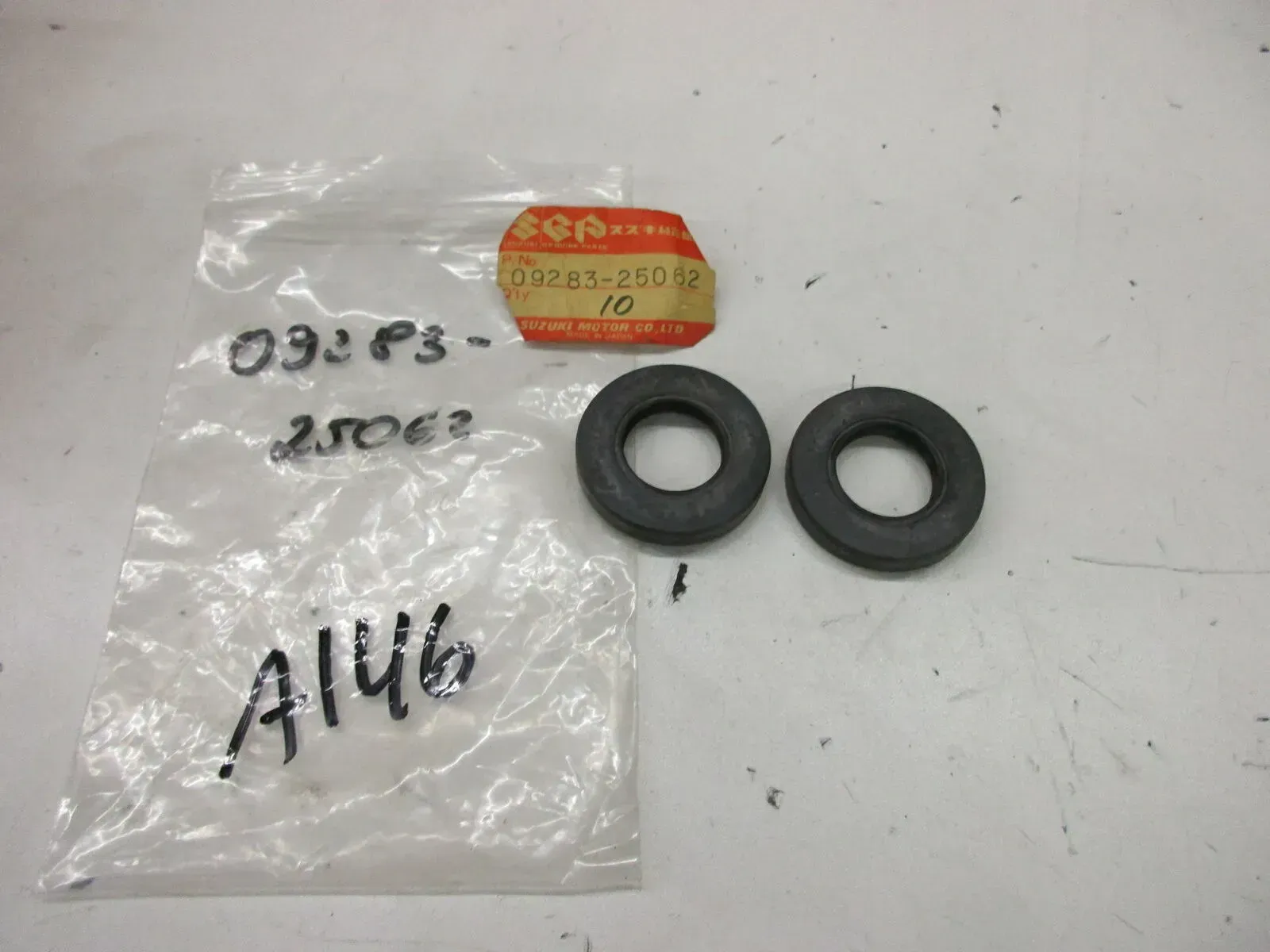 A146. Suzuki GS 425 E GSX 400 Dichtung Kurbelwelle Motor Simmerring 09283-25062 - Bild 1