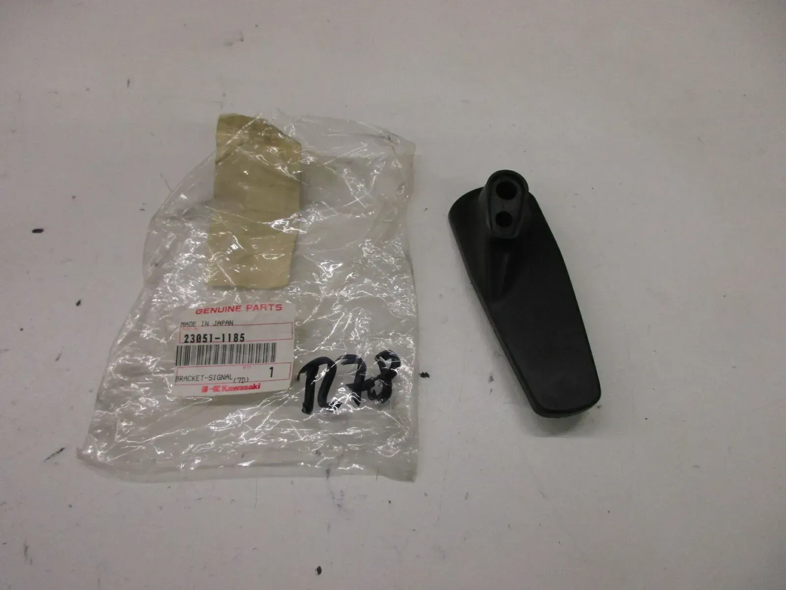 R78. Kawasaki GPZ 600 R GPZ 750 R Blinkeraufnahme Blinker vorne links 23051-1185 - Bild 1