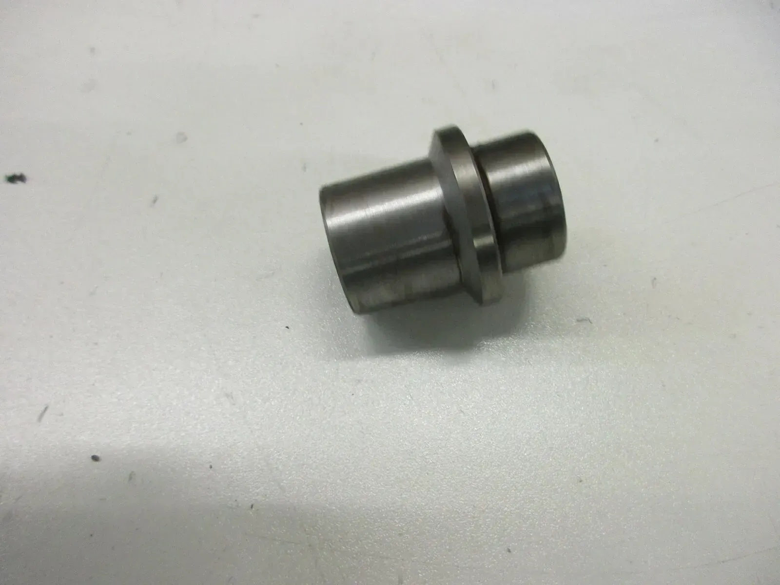 O3. Kawasaki GPZ 305 EX305A Hülse Buchse Lager Kettenradträger Bolzen - Bild 1