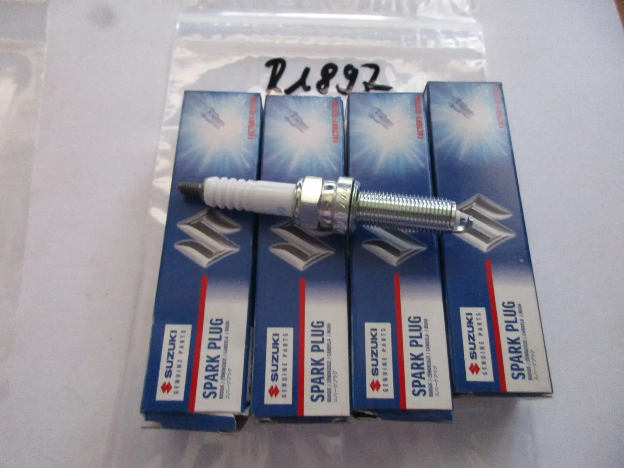 R1897 Suzuki DL 1000 V-Strom Zündkerzen 09482-00635 LMAR8BI-9 Motor - Bild 1