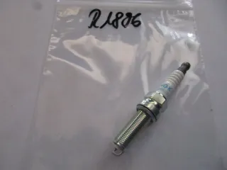 R1896 NGK LMAR8EI-7 Piaggio Medley 125 Zündkerze Motor - Bild 1