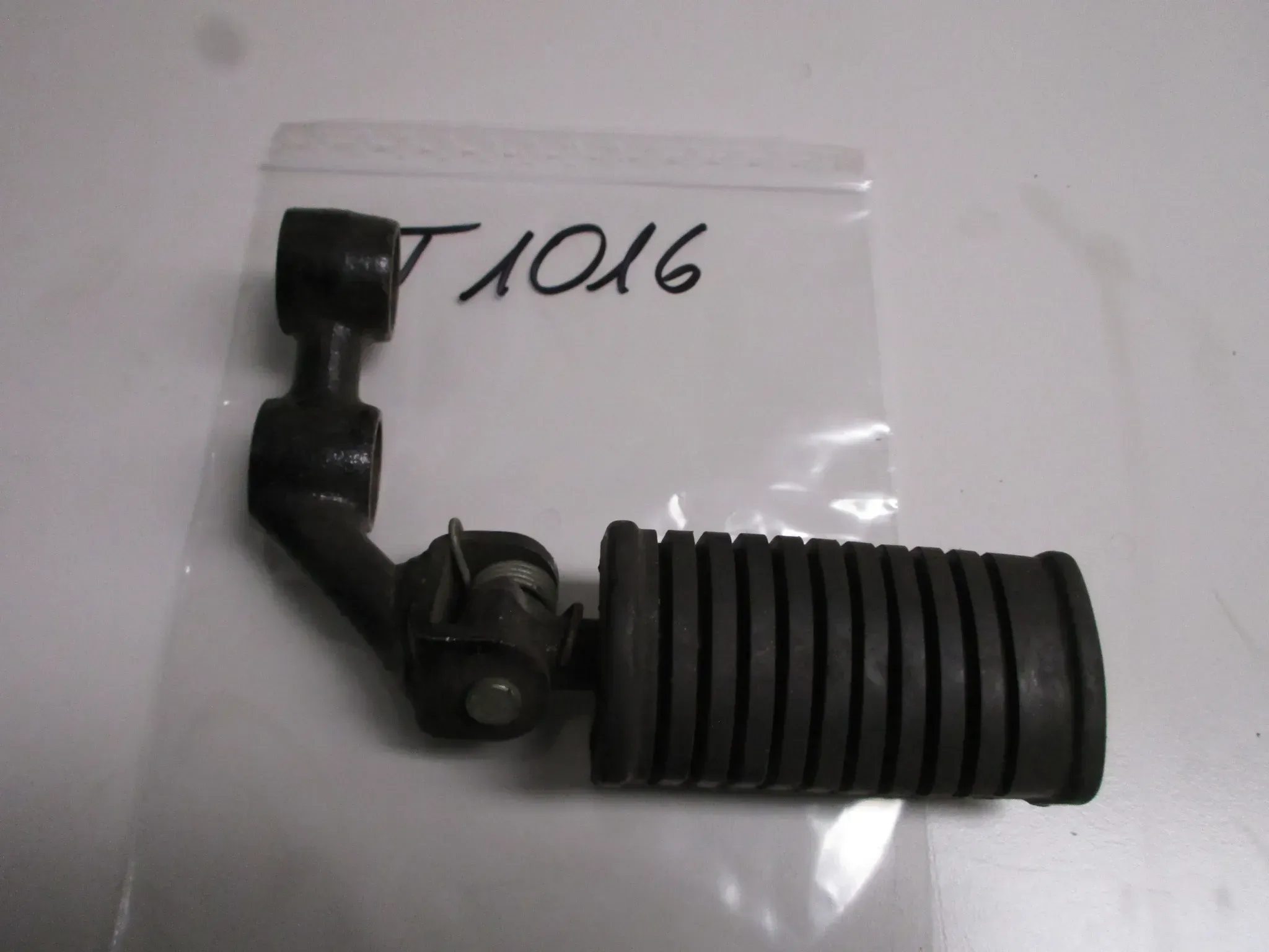 T1016 Suzuki GS 850 G Fußraste vorne links mit Fußrastenhalter foot rest - Bild 1