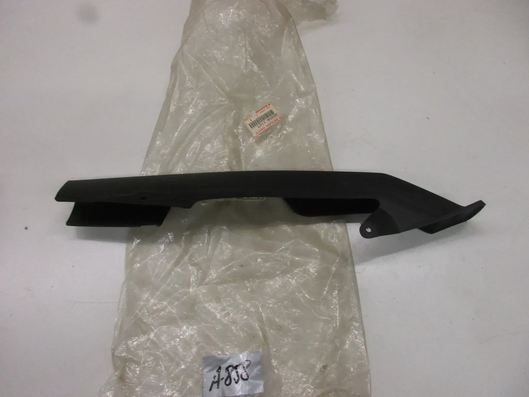 A858 Kawasaki GPZ 550 A UT Kettenschutz Verkleidung Kette 36014-1107 fairing - Bild 1