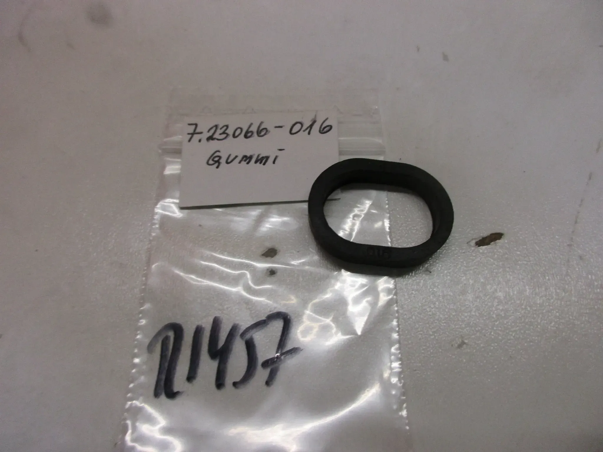 R1457 Kawasaki Z 650_900_1000 Lampengummi 23066-016 innen Scheinwerfer Gummiprofil - Bild 1