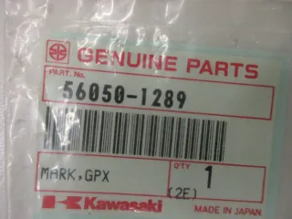 A1728 Kawasaki GPX 750 R Aufkleber Verkleidung Emblem 56050-1289 Dekor Original - Bild 4