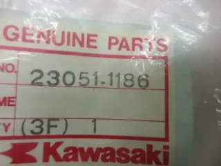 R1021 Kawasaki GPX 600 R Blinkeraufnahme 23051-1186 vorne rechts Halter - Bild 4