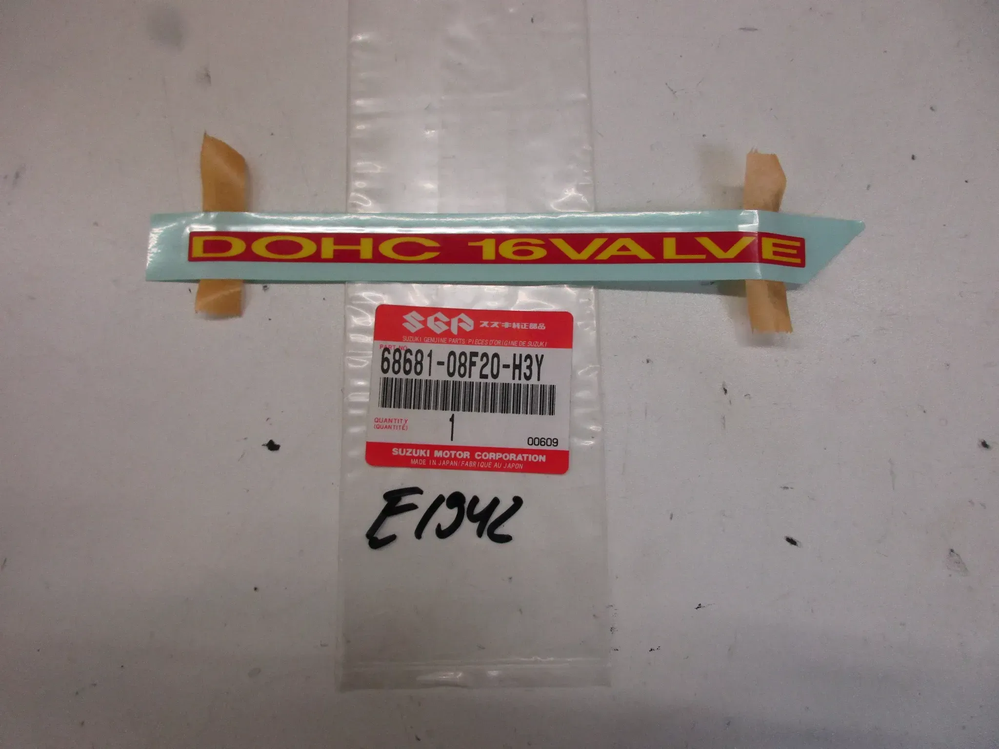 E1942. Suzuki GSX 600 F Aufkleber Schriftzug 68681-08F20-H3Y Dekor Verkleidung Emblem Logo - Bild 1