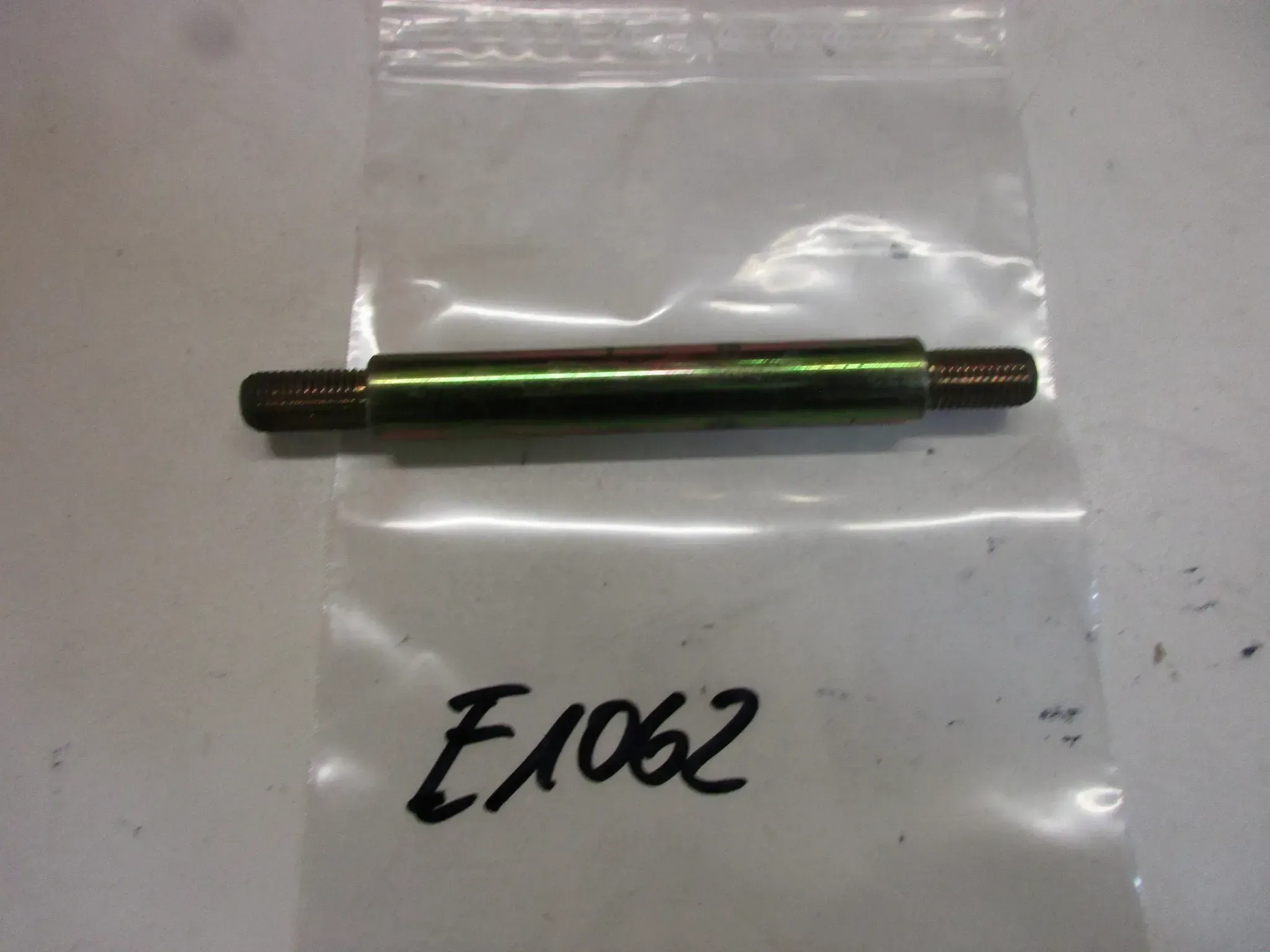 E1062. Suzuki GS GT Schraube Bolzen M10 mm Blinker Aufnahme Halter 125 mm Achse - Bild 1