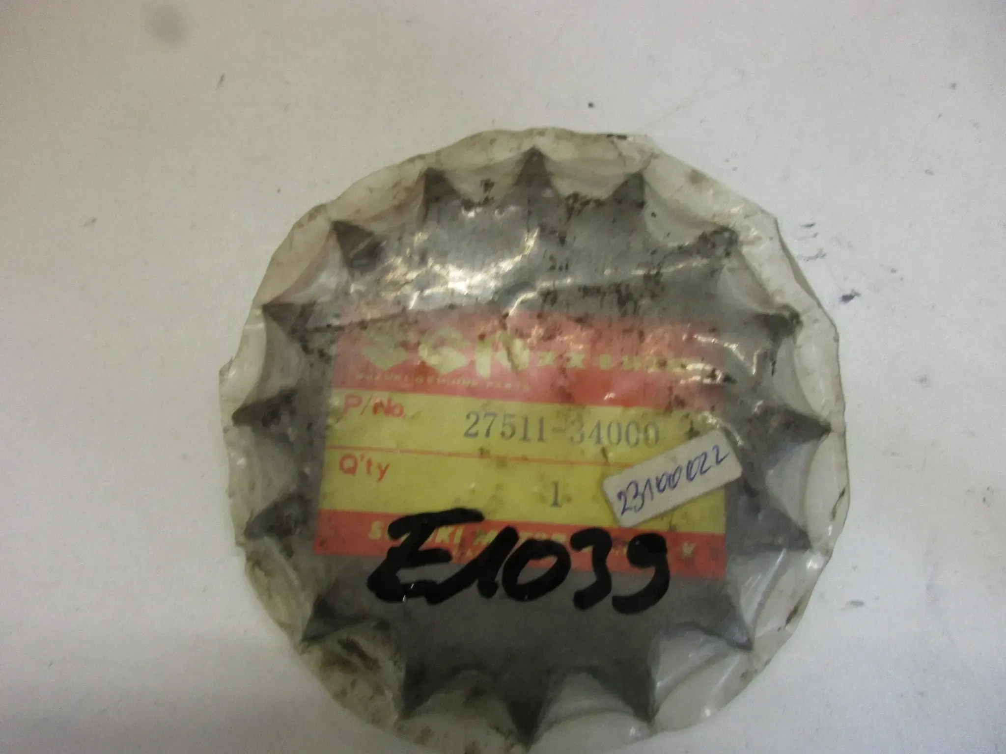 E1039. Suzuki GT 380 Ritzel Zahnrad 27511-34000 Motor vorne 16 Z sprocket - Bild 1