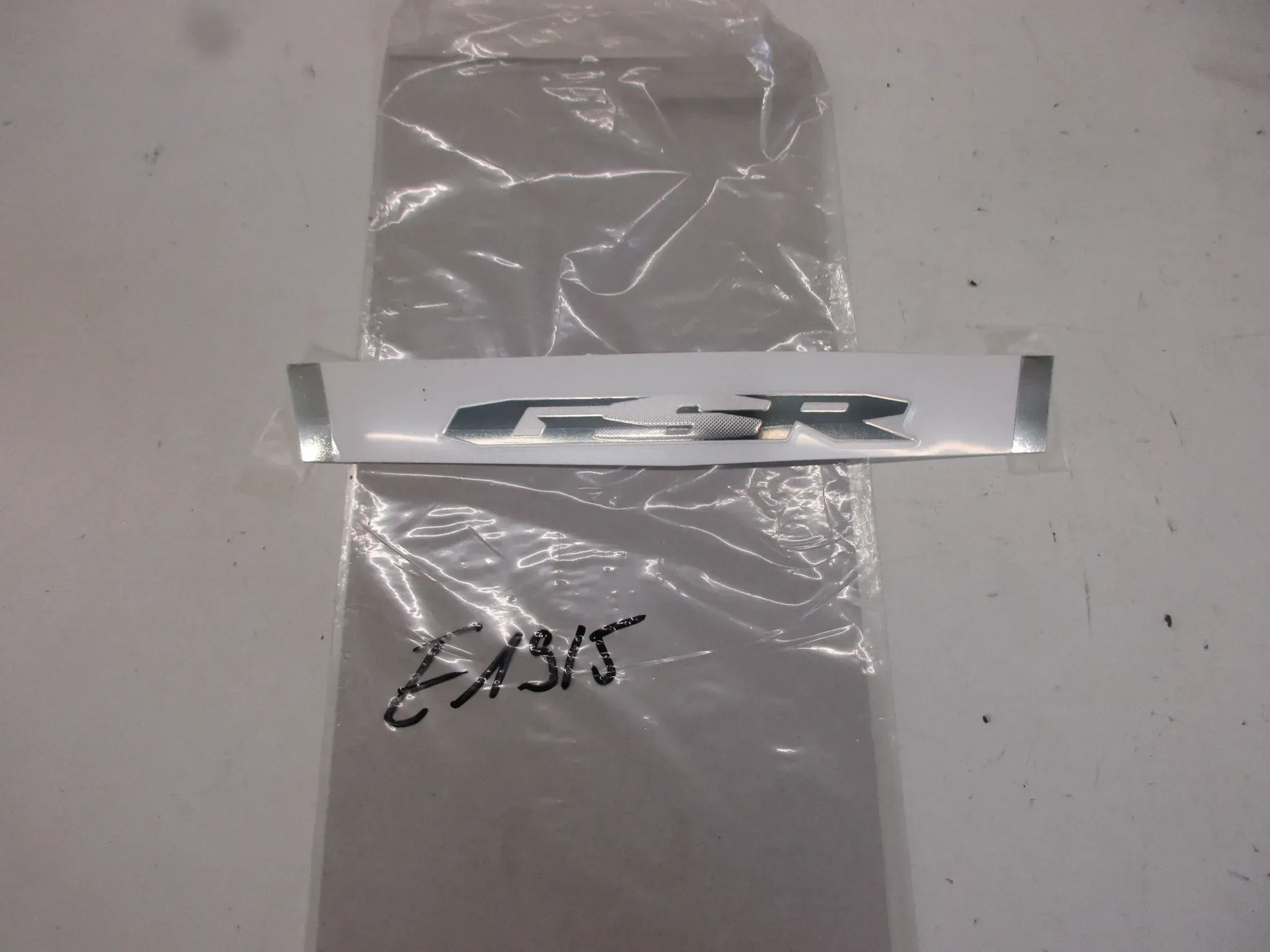 E1915. Suzuki GSR 600 Aufkleber Dekor 68161-44G00-DWS Sitzbank Emblem Schriftzug - Bild 1