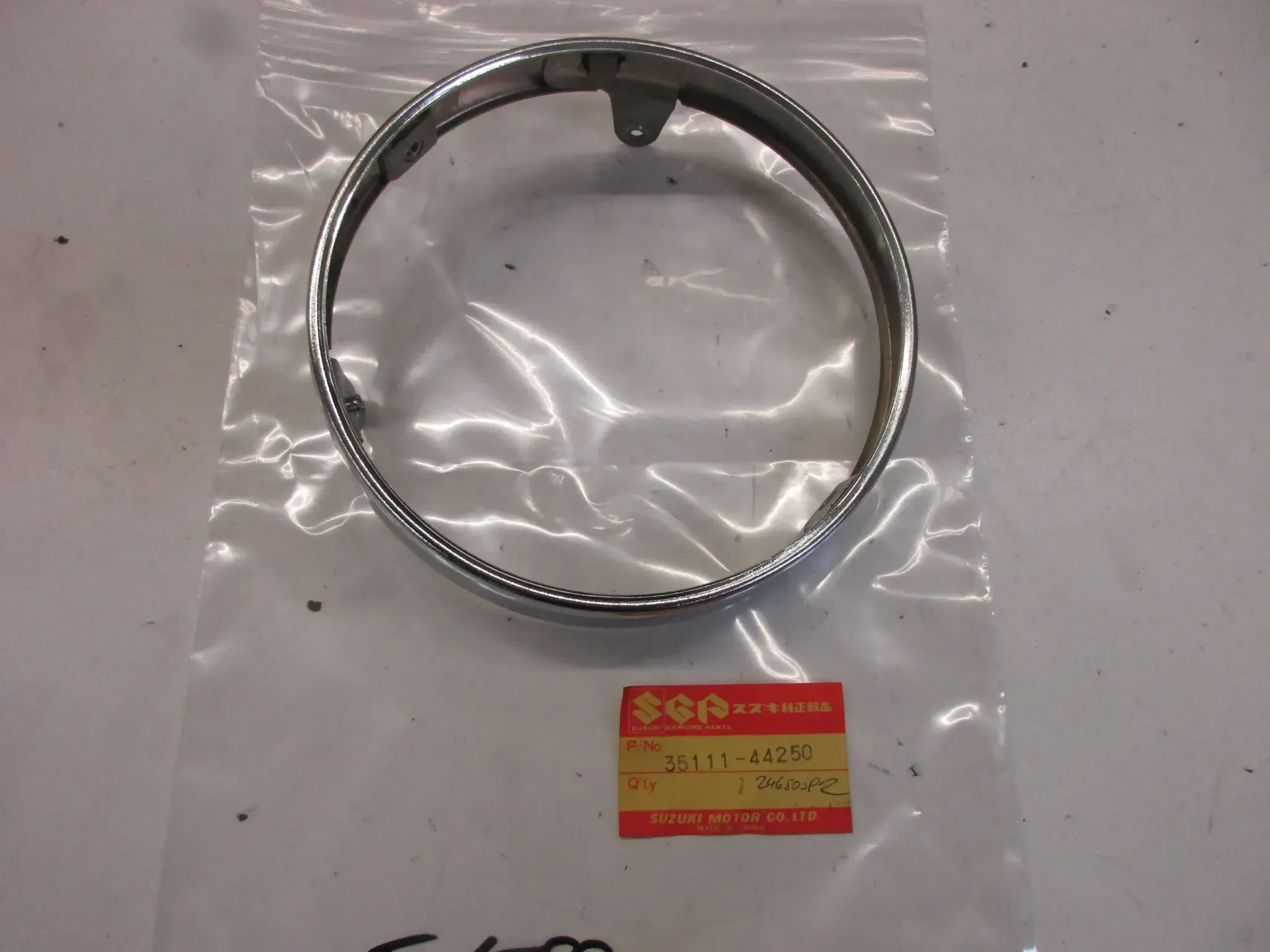 E1588. Suzuki GN 125 GS 450 Chromring Scheinwerfer 35111-34030 Zierring Gehäuse Blende - Bild 1