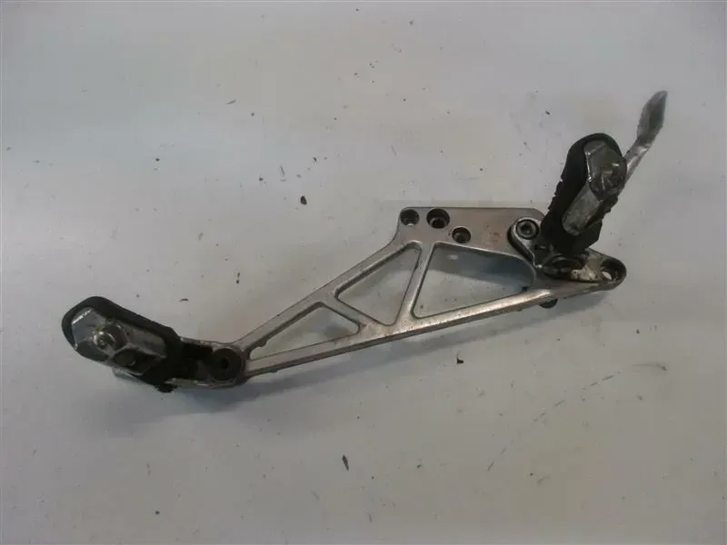 HONDA VF 750 F RC15 FUßRASTENHALTER LINKS VORNE MIT FUßRASTE BREMSPEDAL HALTER - Bild 1