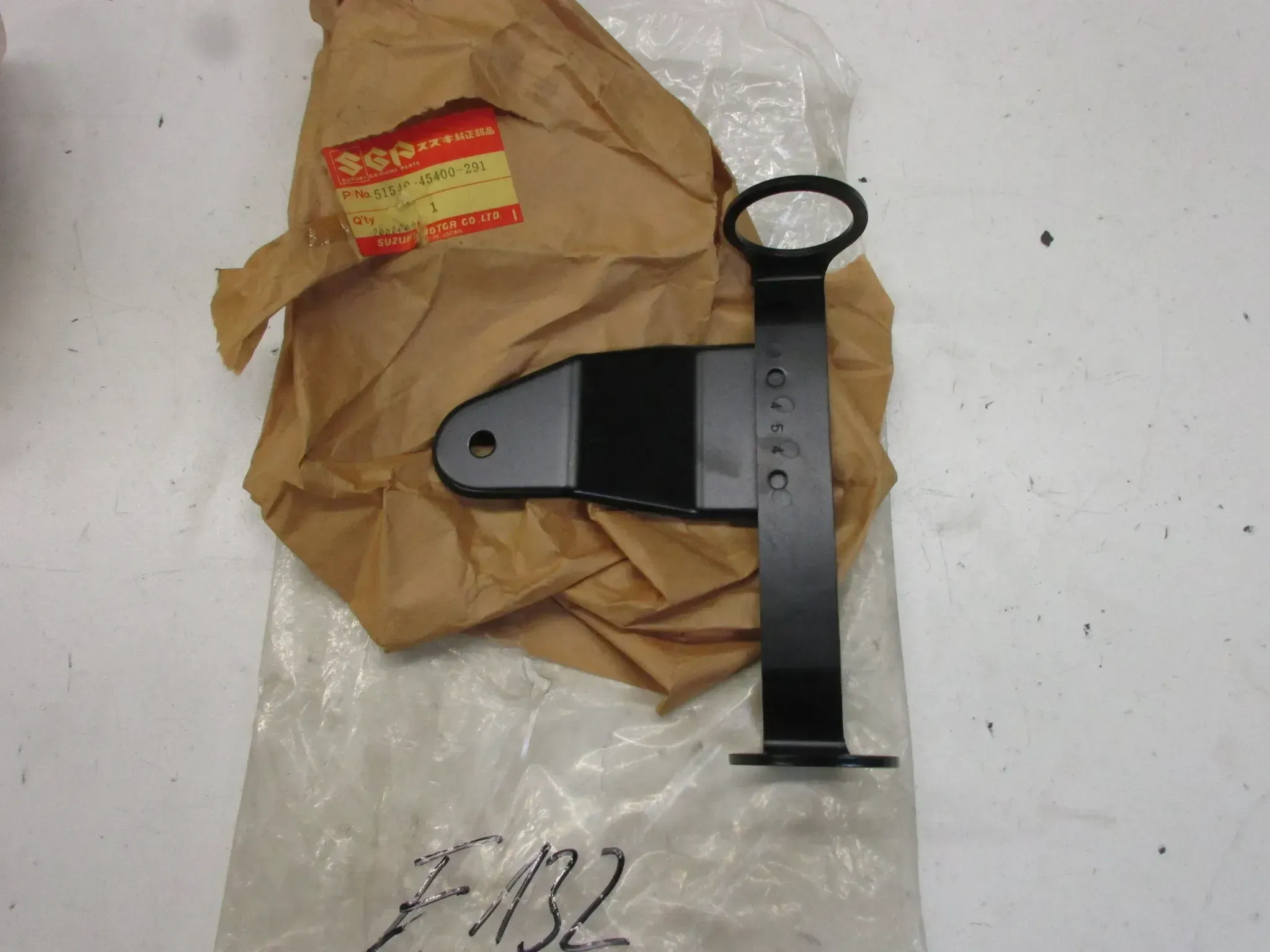 E132. Suzuki GS 750 Scheinwerferhalter Lampenhalter 51540-45400-291 links Träger - Bild 1