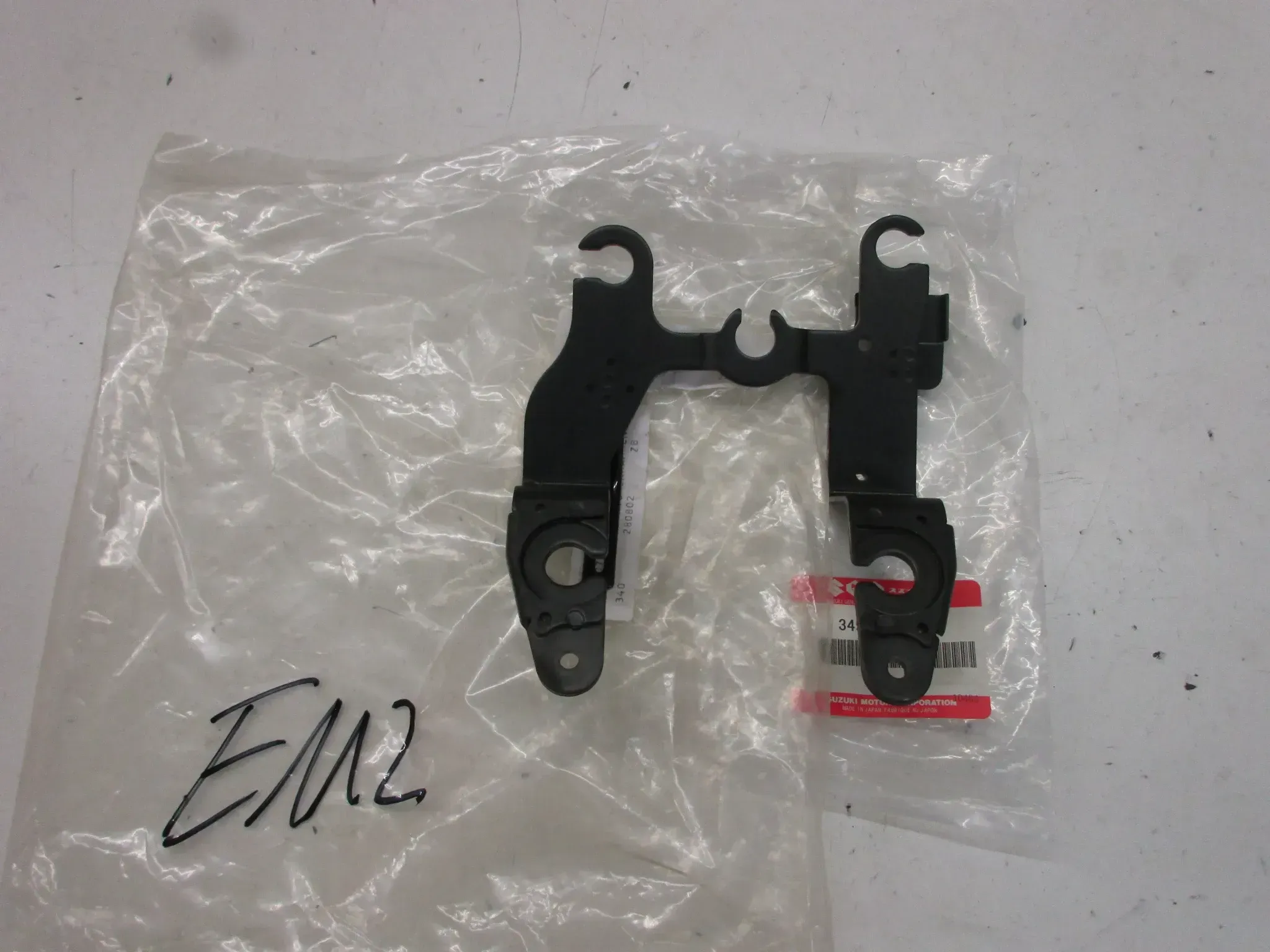 E112. Suzuki GSX-R 750 W Tachohalter Instrumentenhalter 34950-17E00 Cockpit Träger Tacho - Bild 1