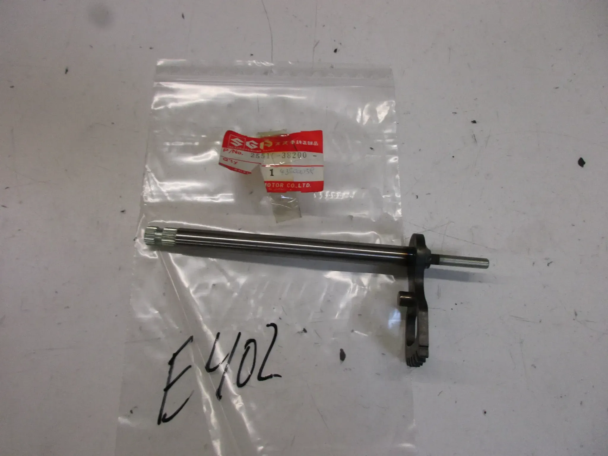E402. Suzuki GN 250 Schaltwelle Getriebe 25510-38200 Motor Gangschaltung Welle - Bild 1