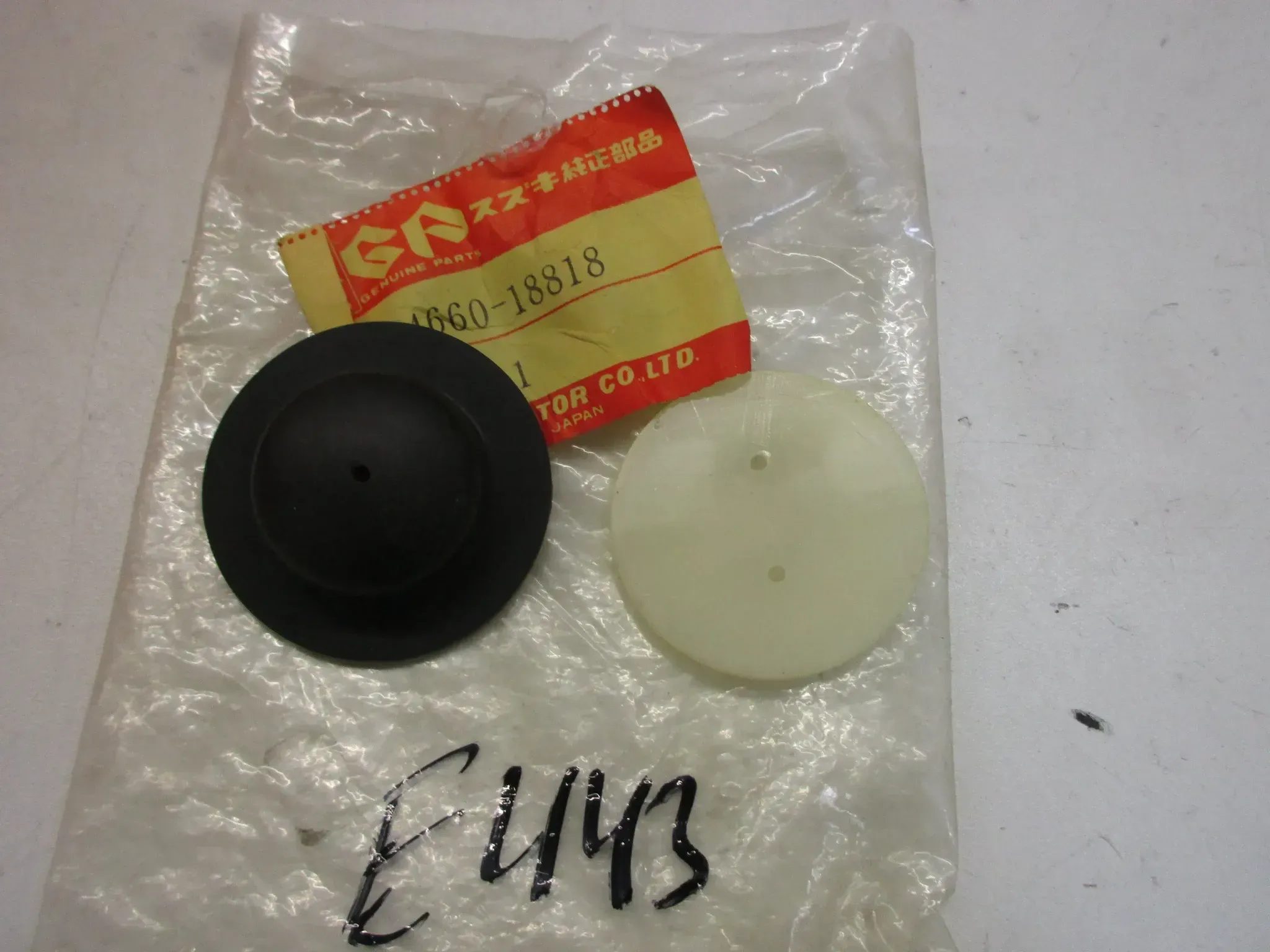 E443. Suzuki GT 250 T 350 Dichtung Öltank 44660-18818 Öltankkappe Verschluss - Bild 1