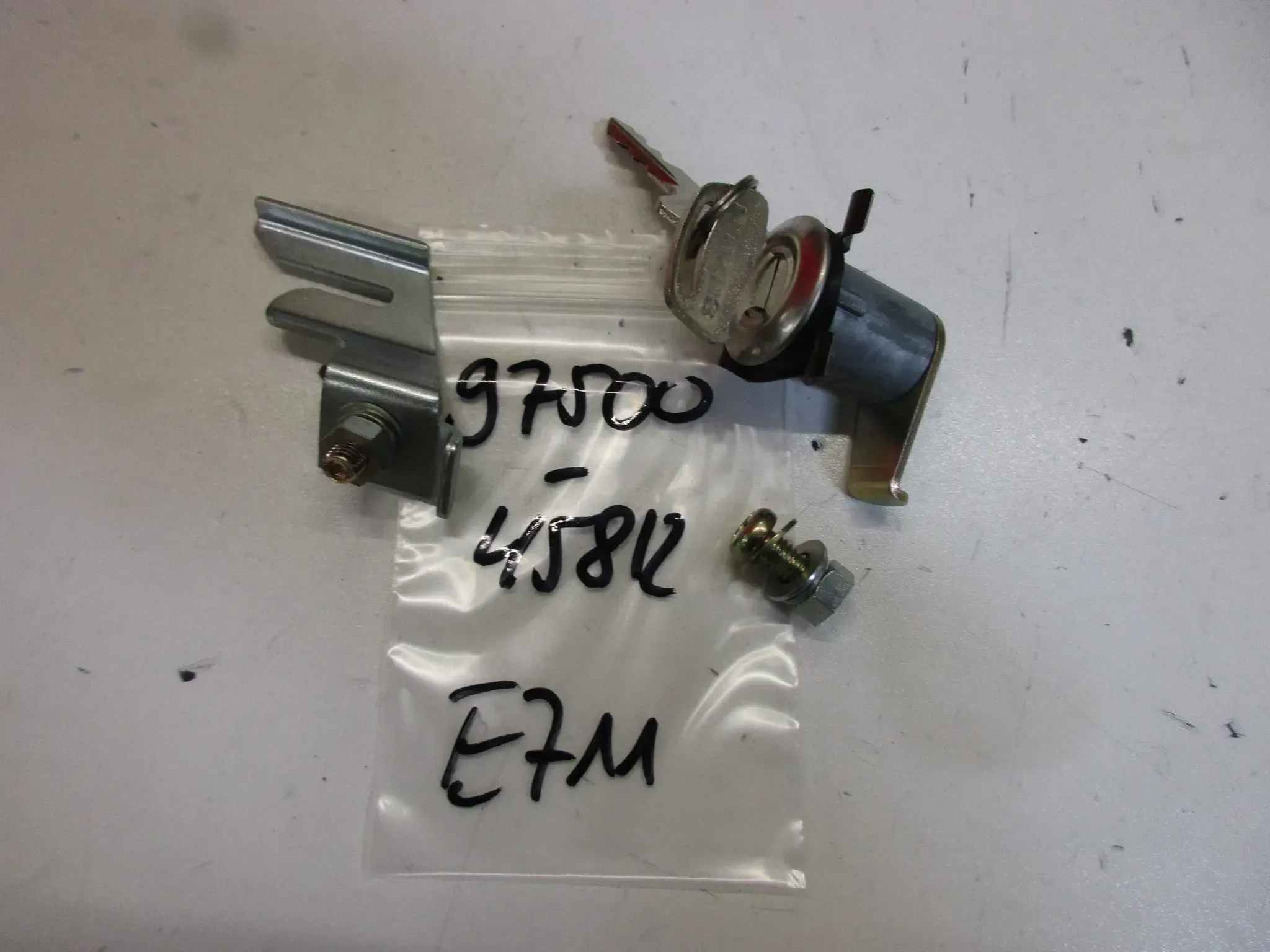 E711. Suzuki 97500-45812 Schloss Helmfach Schlüssel Helmfachschloß Sitzbank lock - Bild 1