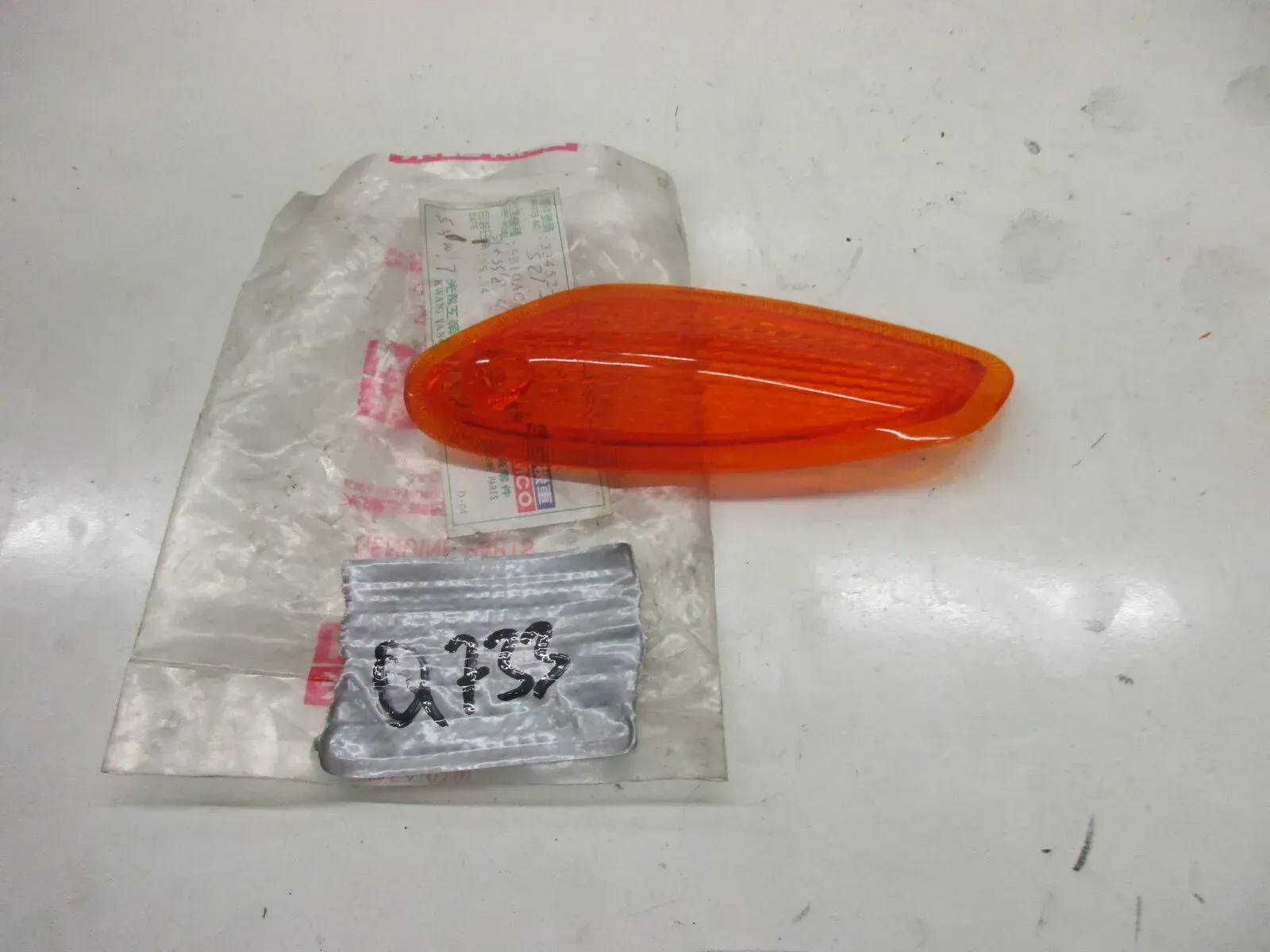 Q733. Kymco Heroism 50_125 Blinkerglas vorne Ersatzglas Blinker 33452-KCZ-9000 - Bild 1