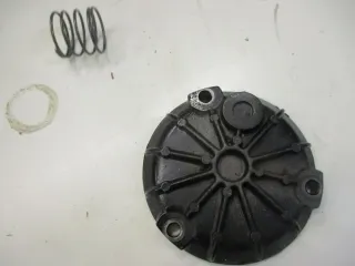 12. Suzuki GS 500 E GM51B Ölfilterdeckel mit Feder Motordeckel unten Öldeckel - Bild 1