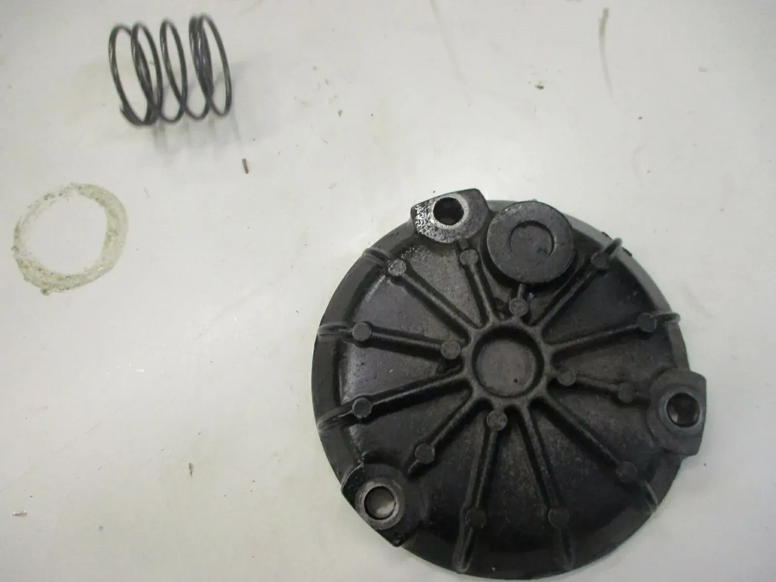 12. Suzuki GS 500 E GM51B Ölfilterdeckel mit Feder Motordeckel unten Öldeckel - Bild 1