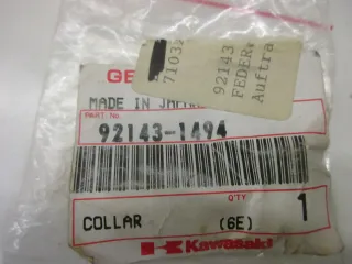 C404. Kawasaki ZXR 400 ZX400L Federteller Halter Verkleidungshalter 92143-1494 - Bild 4