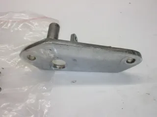 B349. Suzuki LS 650 P Fußrastenhalter vorne rechts Fussraste 43510-24B00 - Bild 2