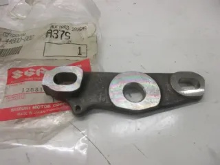 B227. Suzuki DR 750_800 S Halter Zahntrieb Halterplatte Motor 12681-44B00 - Bild 2