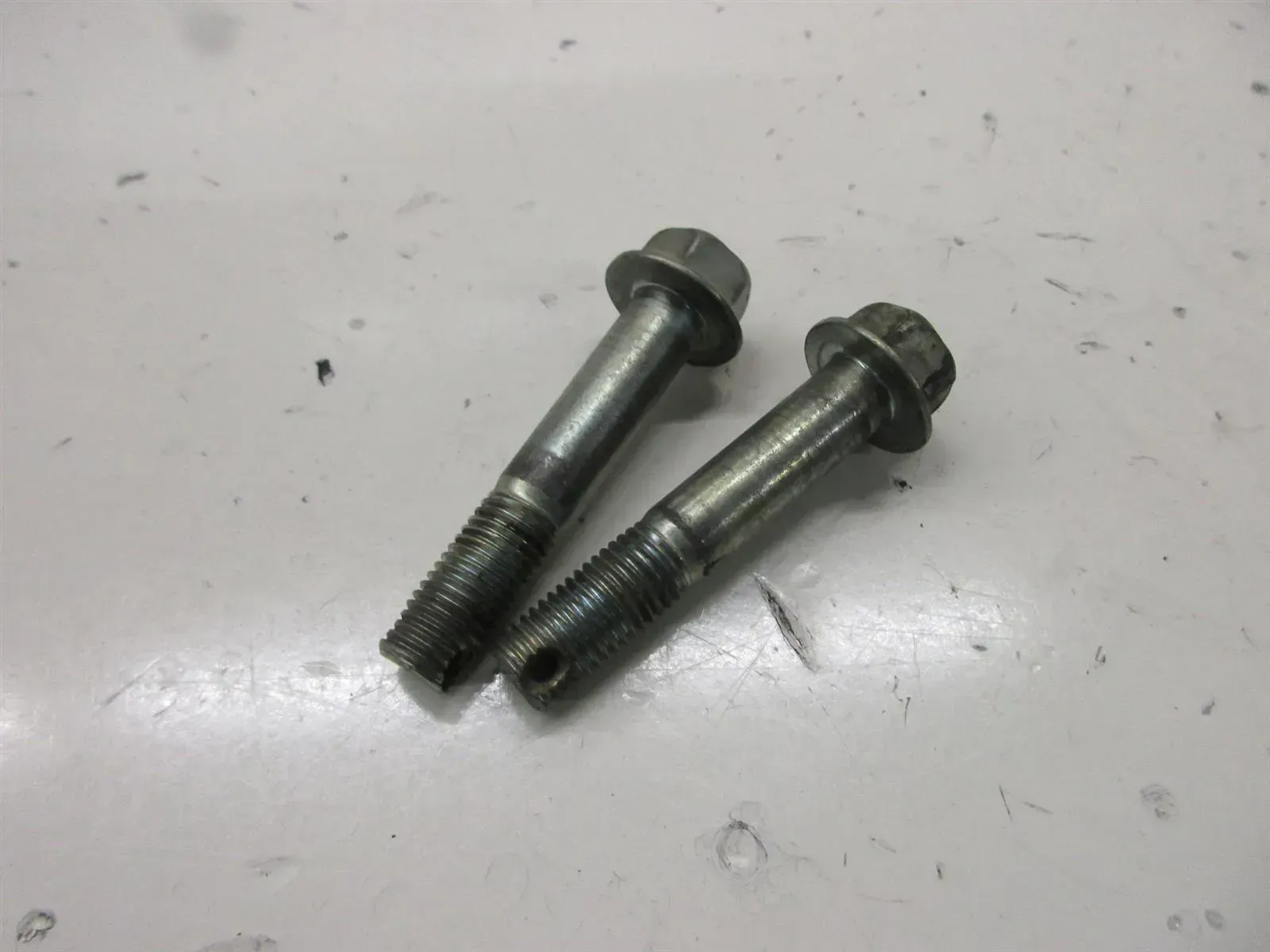 Suzuki GSX 550 ES GN 71 D Schraube Bremssattel M10 mm Bolzen Spezialschraube - Bild 1