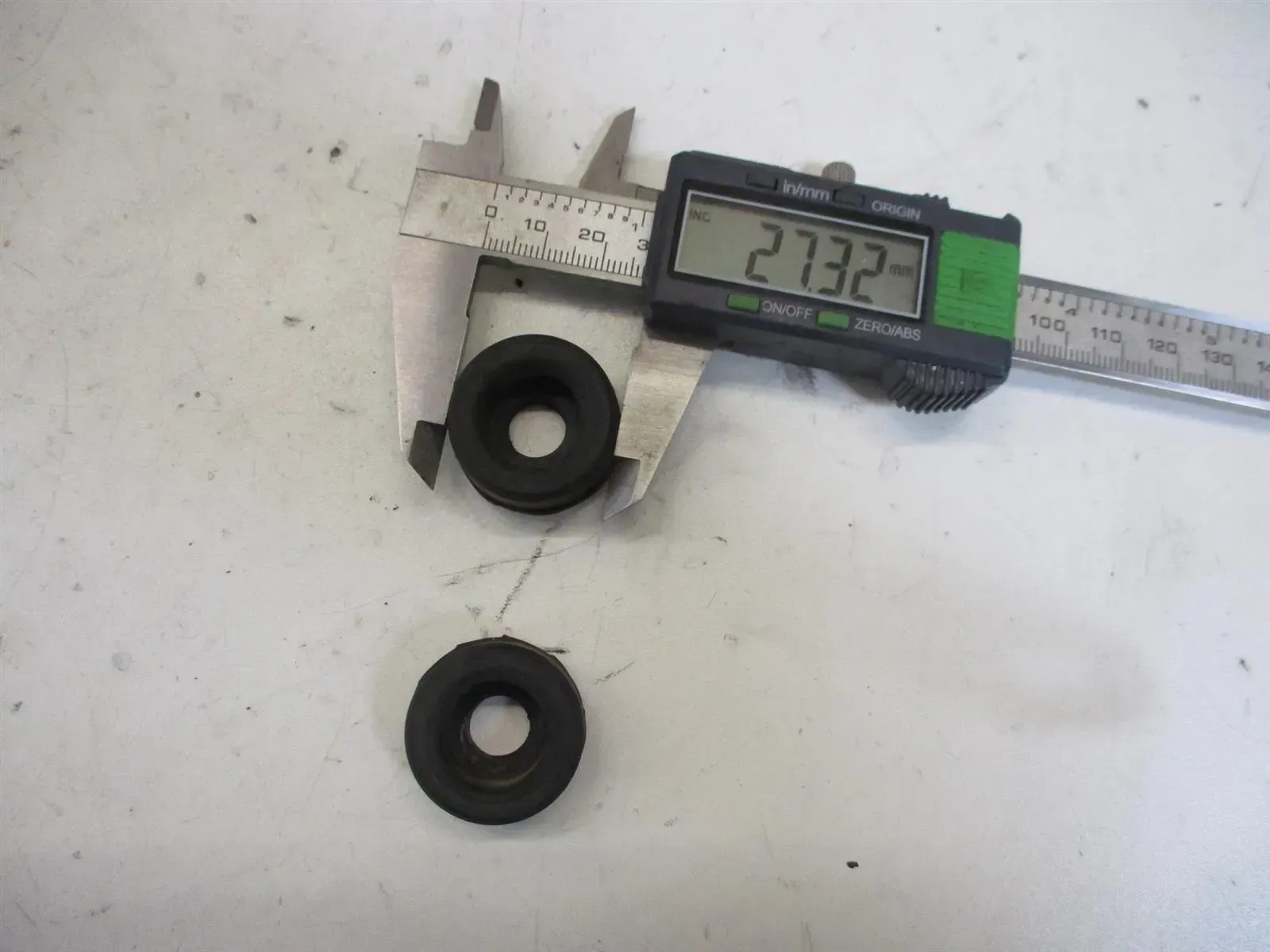 Vibrationsdämpfer Gummi Sitzbank 1. Suzuki GSX-R 1100 W GSXR GU 75 C Heckrahmen - Bild 1