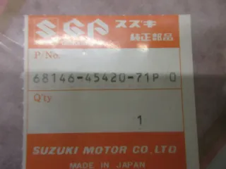 E1927. Suzuki GSX 750 E Aufkleber Dekor 68136-45420-71P Verkleidung rechts Emblem - Bild 4