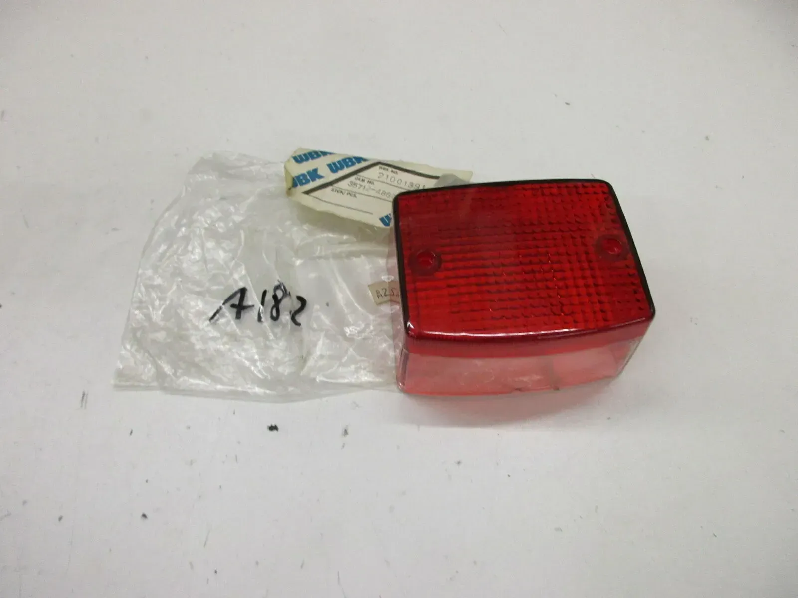 A182. Suzuki GT 200_250 Rücklichtgals Ersatzglas Rückleuchte Licht 35712-48622 - Bild 1
