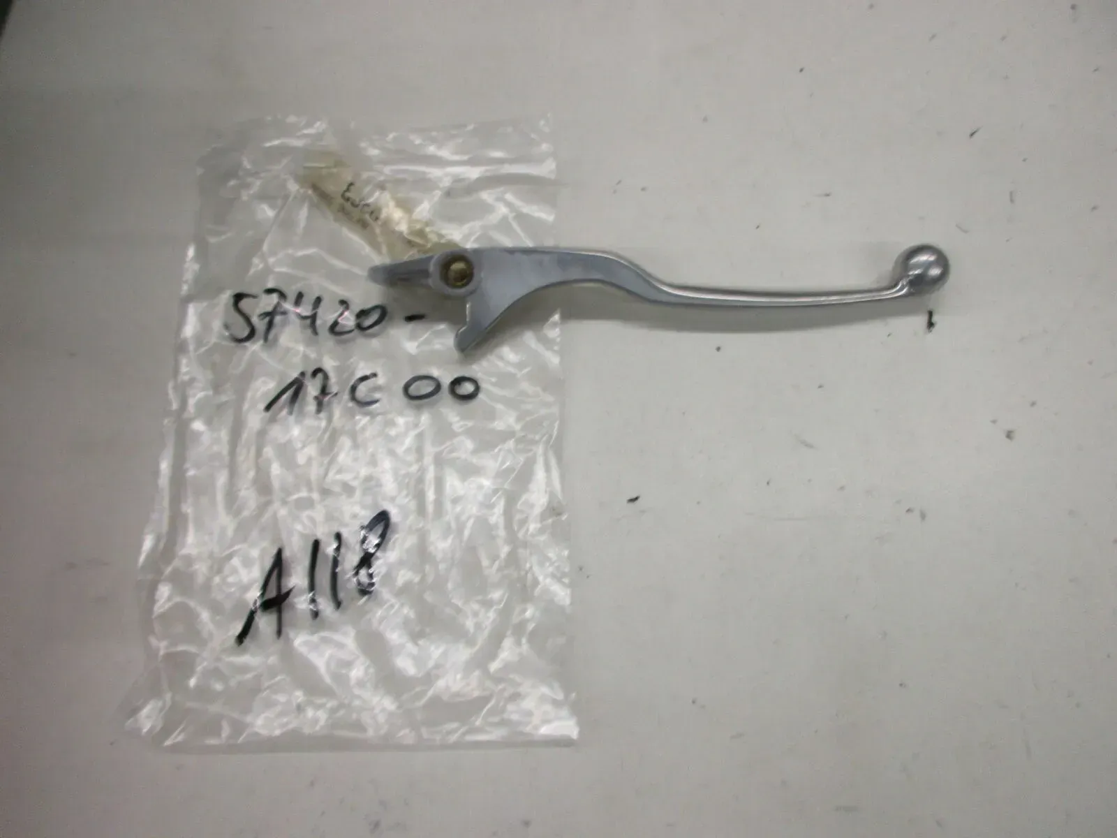 A118. Suzuki GSX-R 750 L Bremshebel für Bremspumpe Hebel Lenker 57420-17C00 - Bild 1
