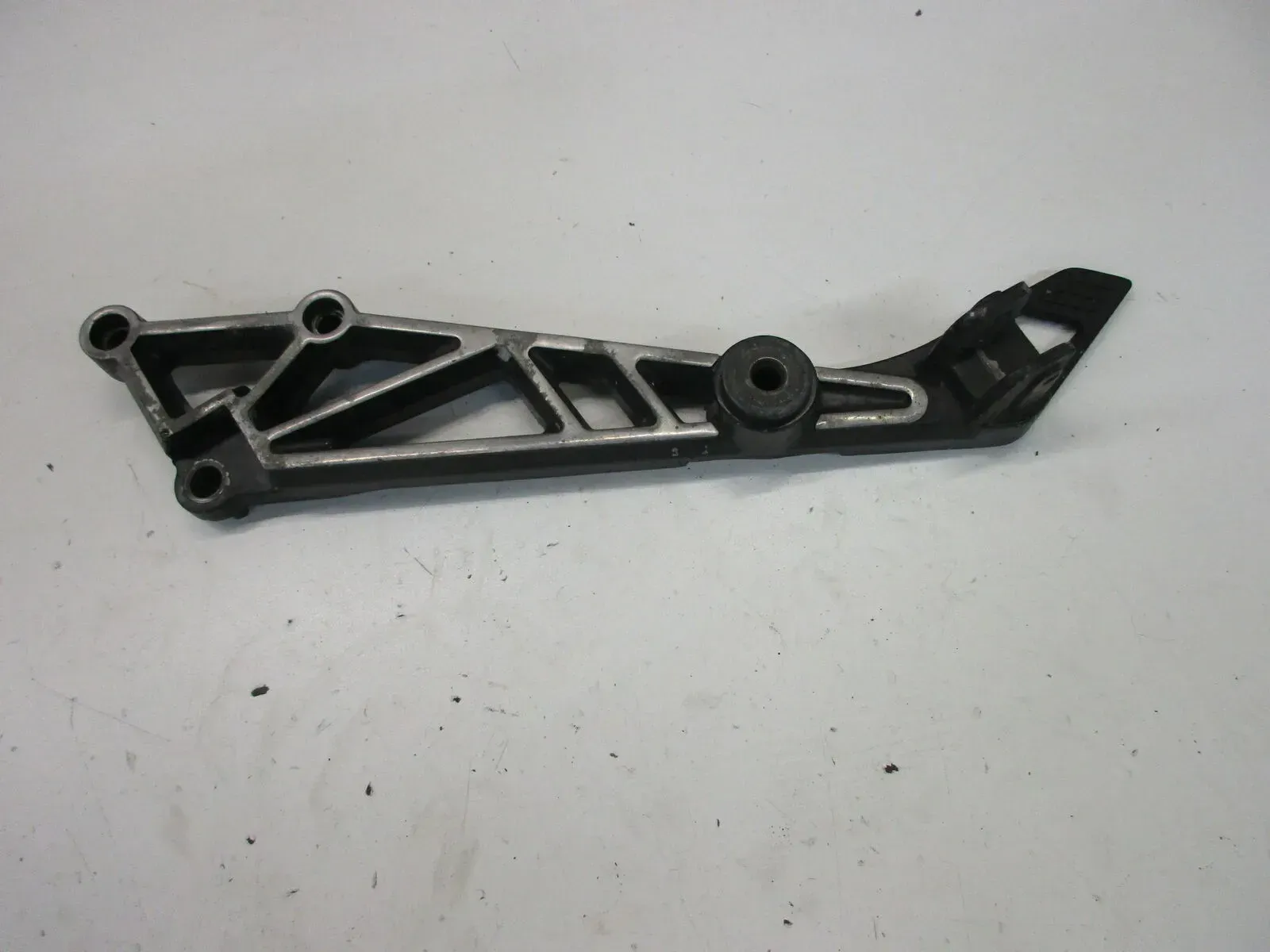 O1. Kawasaki GPZ 305 EX305A Fußrastenhalter hinten links Fußrastenbrücke - Bild 1