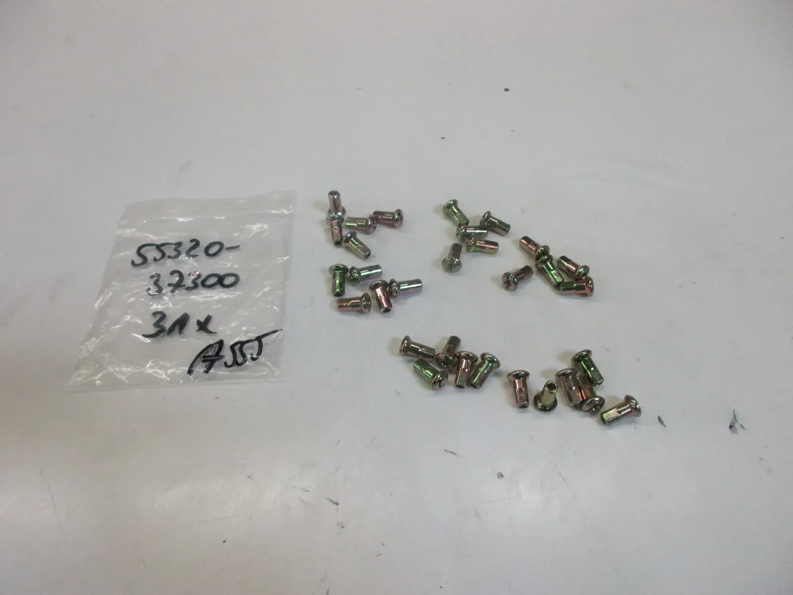 A555. Suzuki GN 400 Speichennippel Felge Speichenfelge Speiche Nippel 55320-3730 - Bild 1