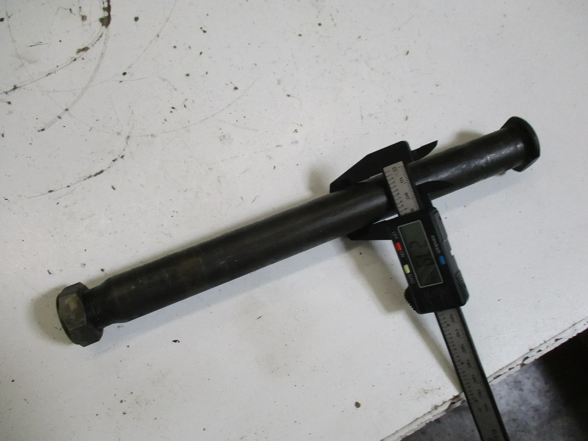 1. Yamaha YZF-R6 RJ09_095 Steckachse hinten 300x28 mm Achse Felge axle rear - Bild 1