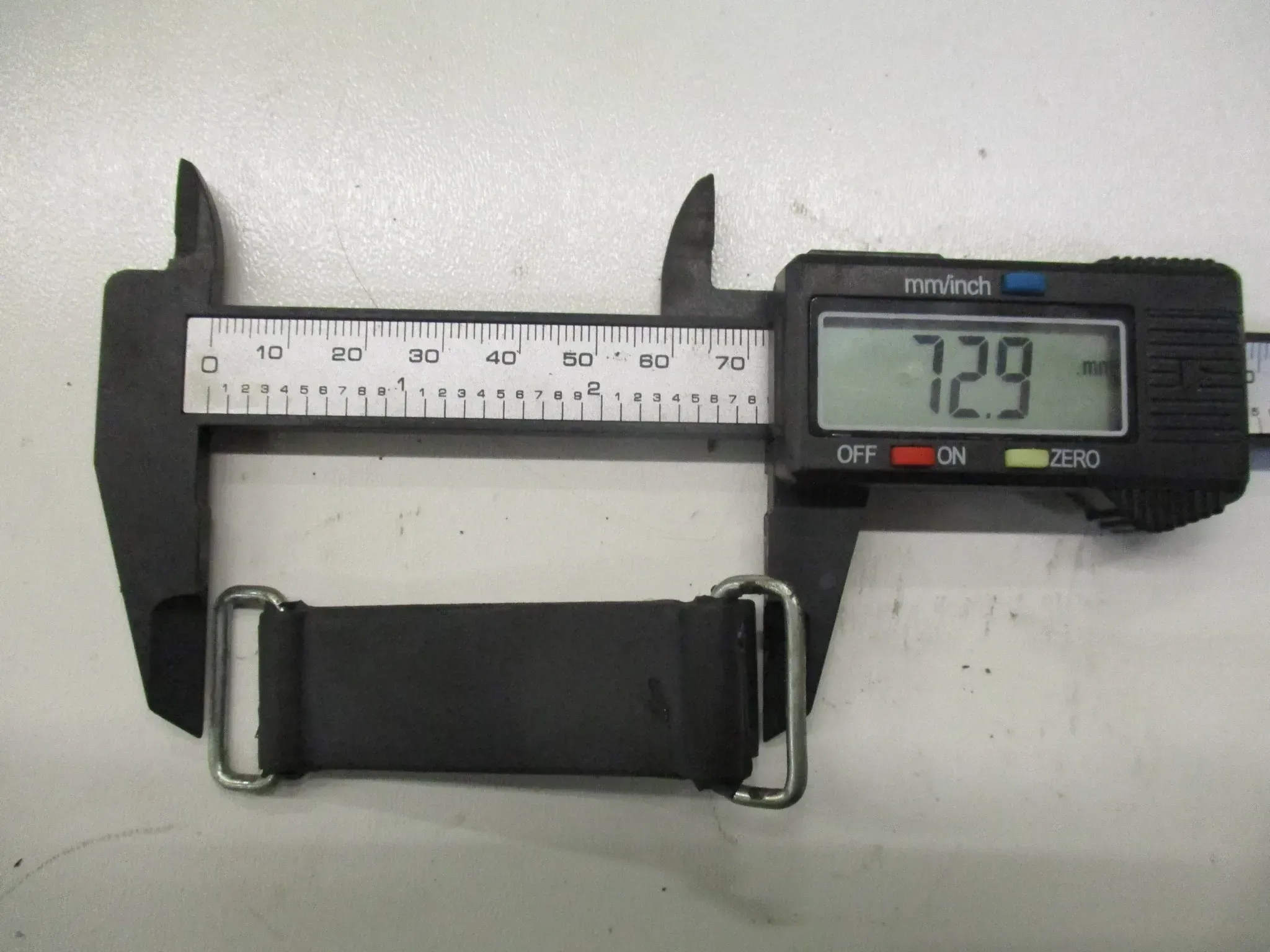 1. Yamaha TDR 125 5AN Bj97 Spanngummi Batteriegummi Verspanngummi - Bild 1