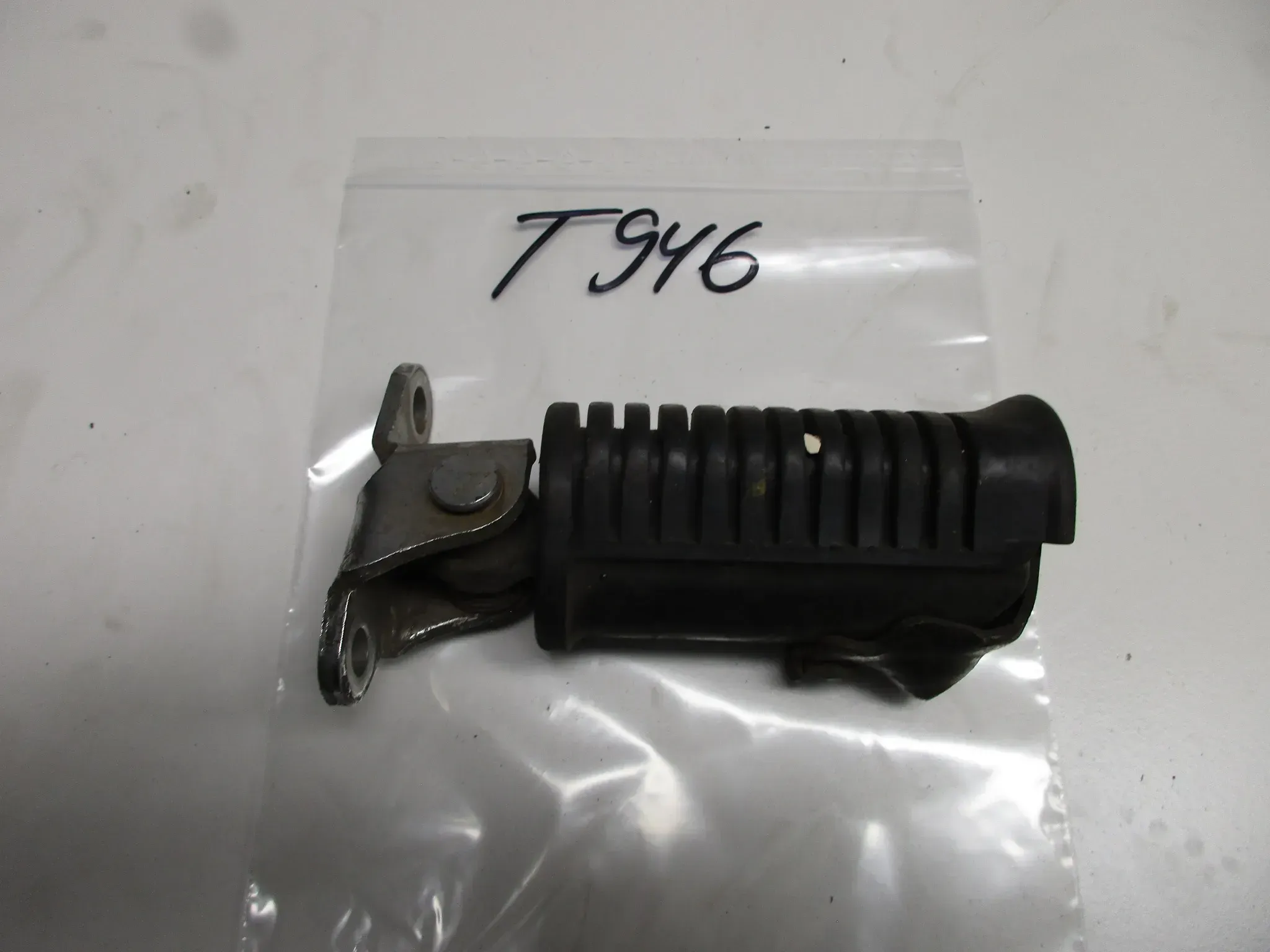 T946 Honda CB 900 F_F2 Bol d`Or SC 01 Fußraste vorne rechts Fußrastenhalter - Bild 1