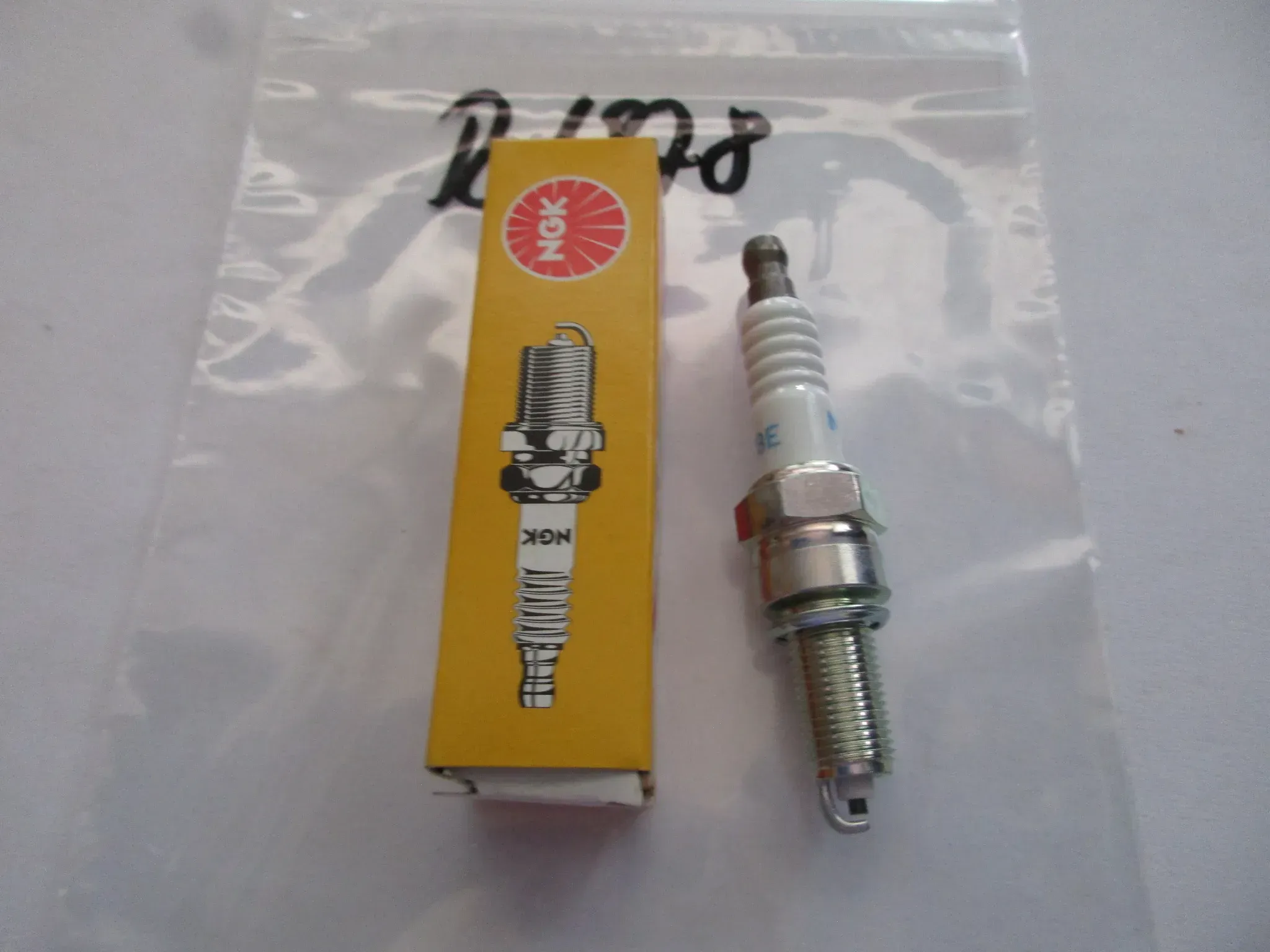 R1878 NGK CPR8E Zündkerze Aprilia Piaggio Motor 7411 Ø 14 mm - Bild 1
