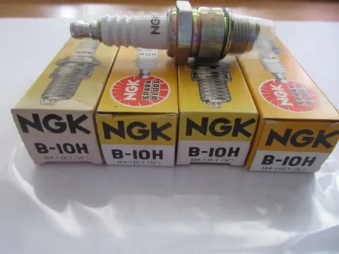 Background image for R1861 NGK B-10H Simson Sachs Piaggio Zündkerzen Ø 14 mm Oldtimer Motor