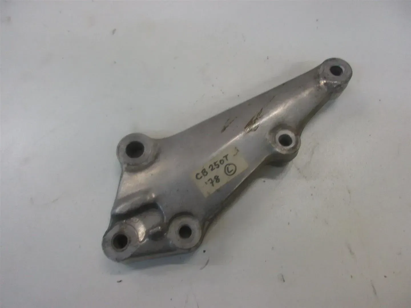 HONDA CB 250 N_T FUSSRASTENHALTER VORNE LINKS FUßRASTENBRÜCKE HALTER FOOTREST - Bild 1