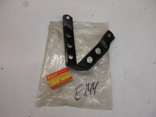 E144. Suzuki DR 250 SE Aufnahme Halter 61341-30501 Bügel Schwinge Kettenschutz - Bild 3