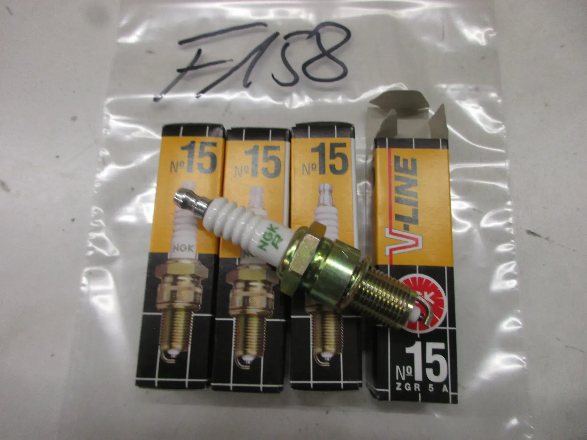 F158 BWW E30 E34 E28 Zündkerzen NGK ZGR5A V-Line 4x Motor - Bild 1