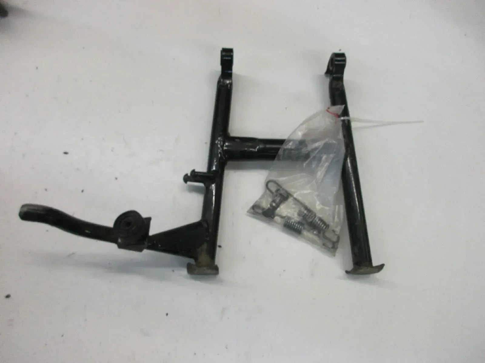 O2. Kawasaki GPZ 305 EX305A BD Hauptständer mit Feder und Bolzen main stand - Bild 1