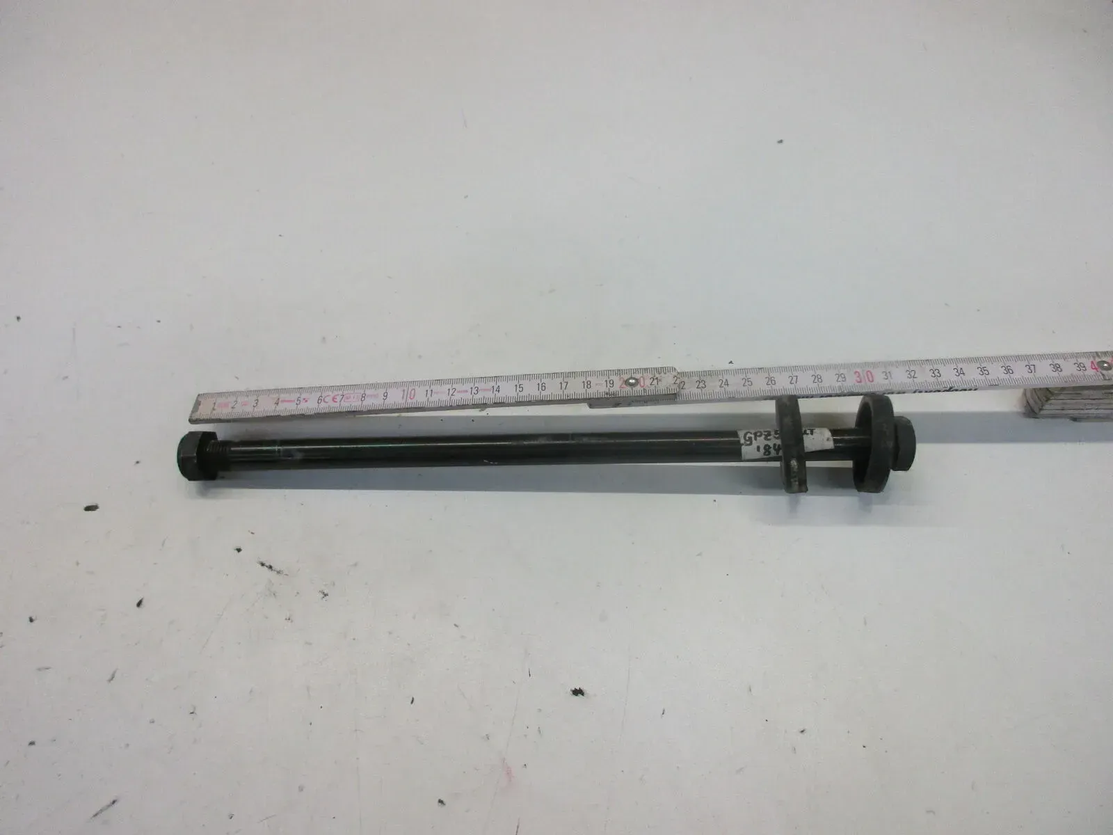 O. Kawasaki GPZ 550 UT ZX 550 A Schraube Achse Bolzen Rahmen Schwinge Motor - Bild 1