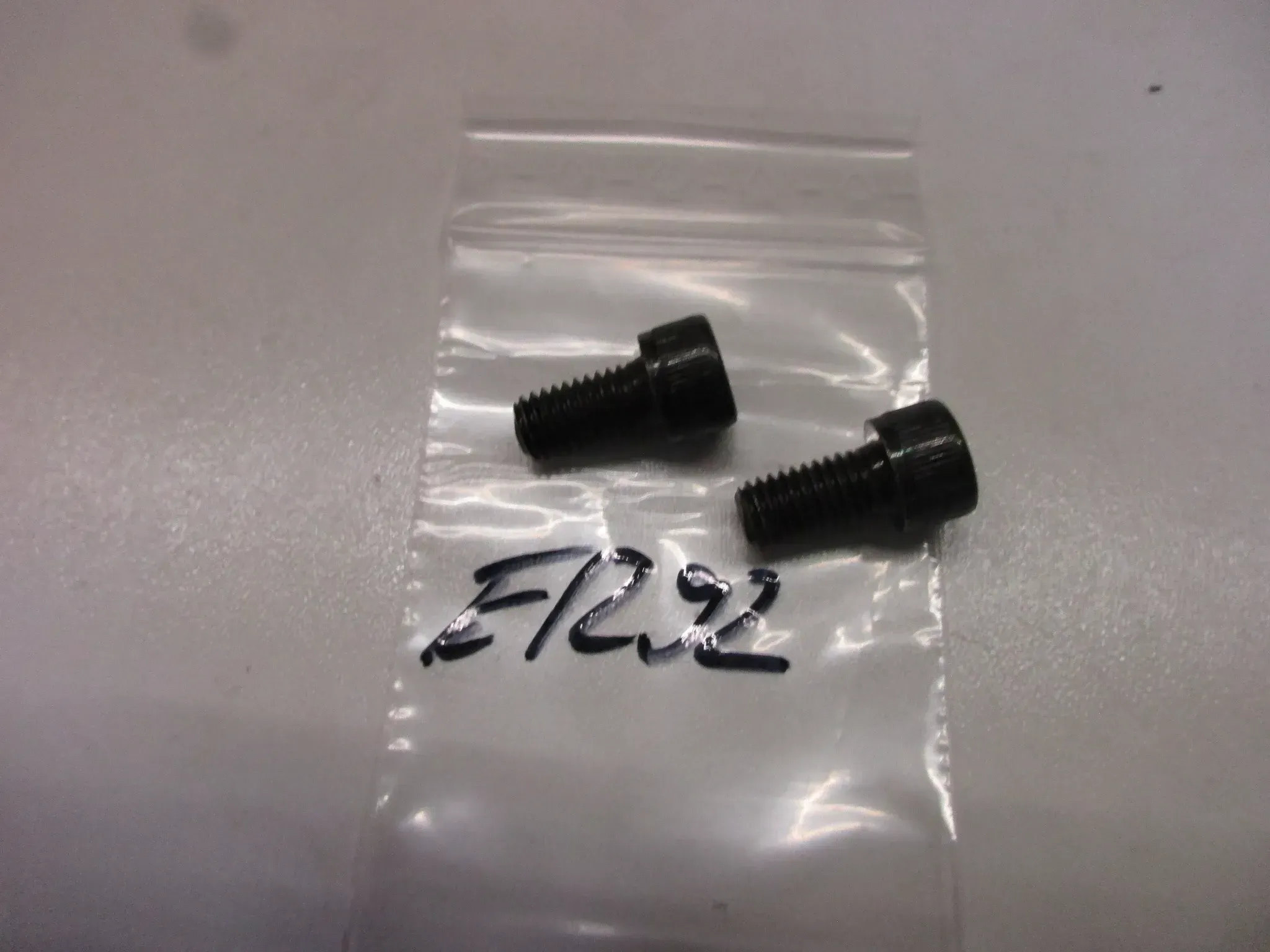 E1292 Suzuki E1292 Suzuki Schrauben Rahmen Halter M8 x 23,65 mm Träger Motor Verkleidung bolt - Bild 1
