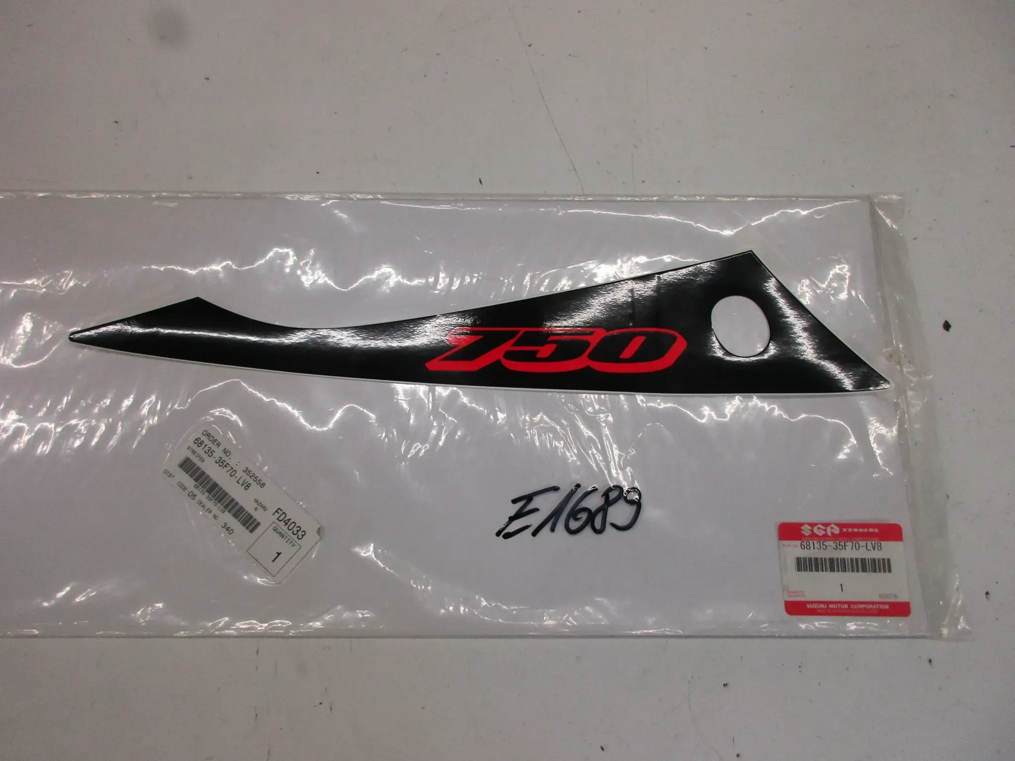 E1689. Suzuki GSX-R 750 Aufkleber Dekor 68135-35F70-LV8 Verkleidung rechts Emblem - Bild 1