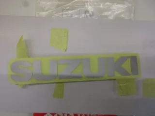 E1082. Suzuki VL 800 Intruder Aufkleber Dekor 68271-34A00-YES Emblem Verkleidung Schriftzug - Bild 1